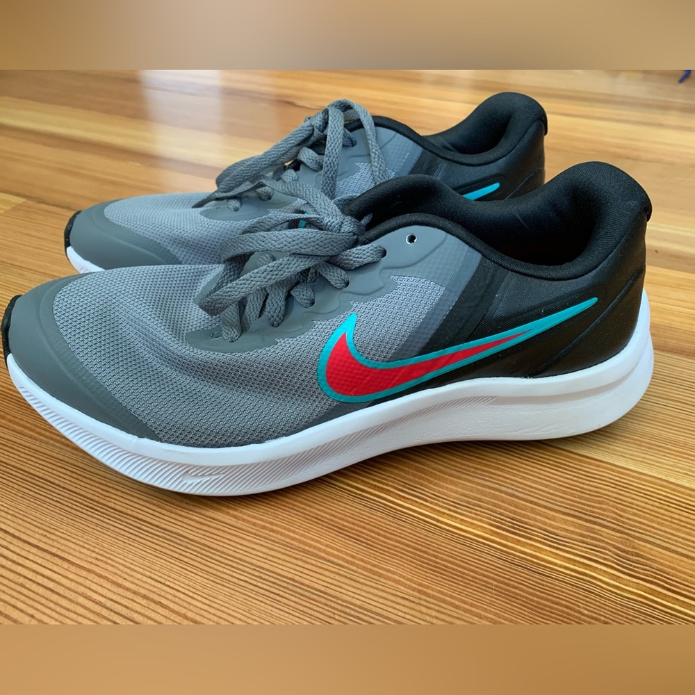 Nike Star Runner kids size 4 sneaker. Brand new.